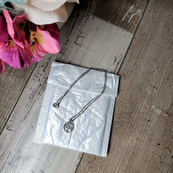 NWT Silver Tone Round Pendant Tree of Life Necklace - Picture 3 of 16